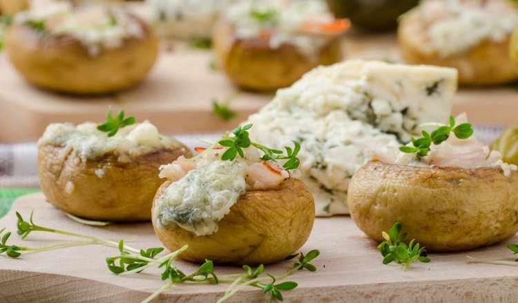 Pieczarki faszerowane aromatycznym serem. Ciepła przekąska nie tylko dla kibiców