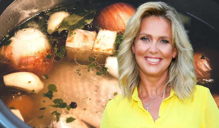 Ewa Wachowicz gotuje rosół na 2 rodzajach mięsa. Nie uwierzysz co dodaje zamiast makaronu