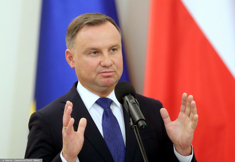 Andrzej Duda wręcza nagrodę specjalną Adamowi Glapińskiemu