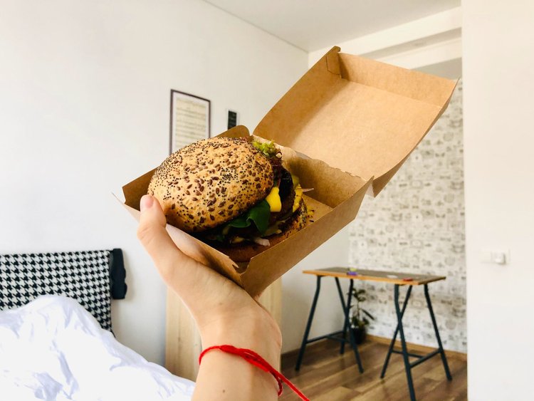 Wegańskie burgery z batatów, fasoli i quinoa