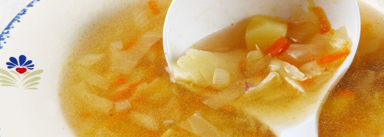 Przepis na lekką zupę z młodej kapusty