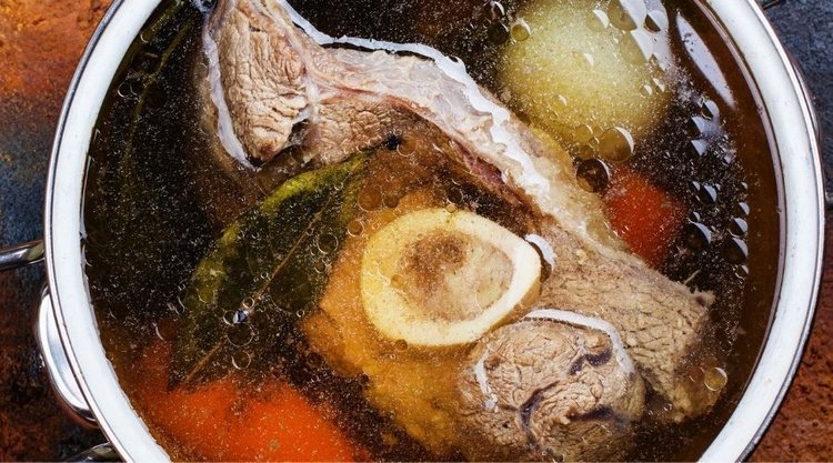 Dlaczego warto dodać do rosołu jabłko?