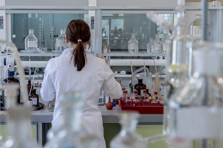 Włamanie do bazy DNA, dane tysięcy klientów na sprzedaż. Firmy biotechnologiczne coraz częściej na celowniku hakerów