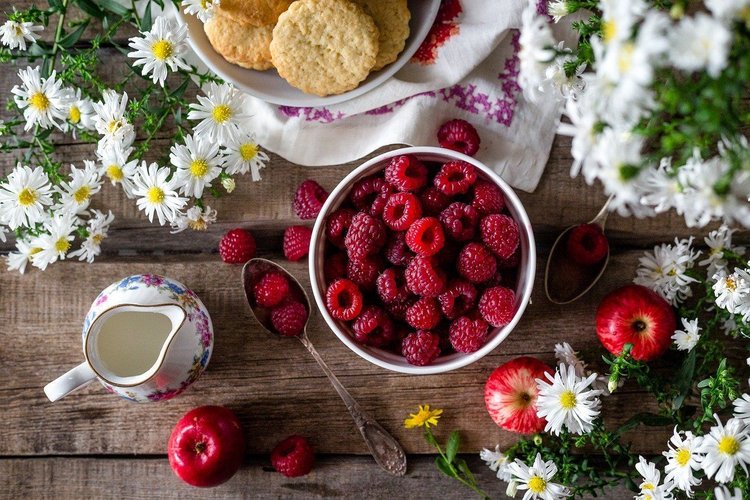 Placek drożdżowy z malinami i kruszonką - składniki, przygotowanie