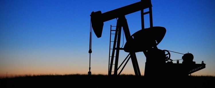 Ceny ropy znowu zaczęły spadać. OPEC zastanawia się nad taktyką