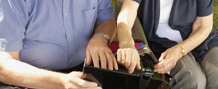 Seniorze, gdy chodzi o pieniądze, należy uważać. Wszystko, co powinieneś wiedzieć o bankowości online