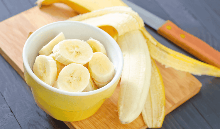 Dlaczego warto zjeść banana przed snem? Jest lepszy niż mleko