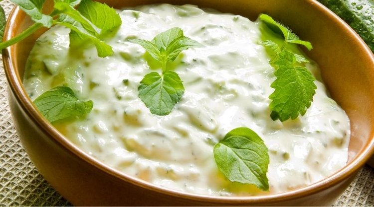 Niezwykły sos tzatziki z dodatkiem kalarepy. Zapomnij o ogórkach