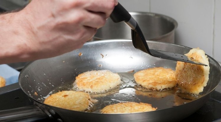 Czemu placki ziemniaczane przyklejają się do patelni i piją tłuszcz?