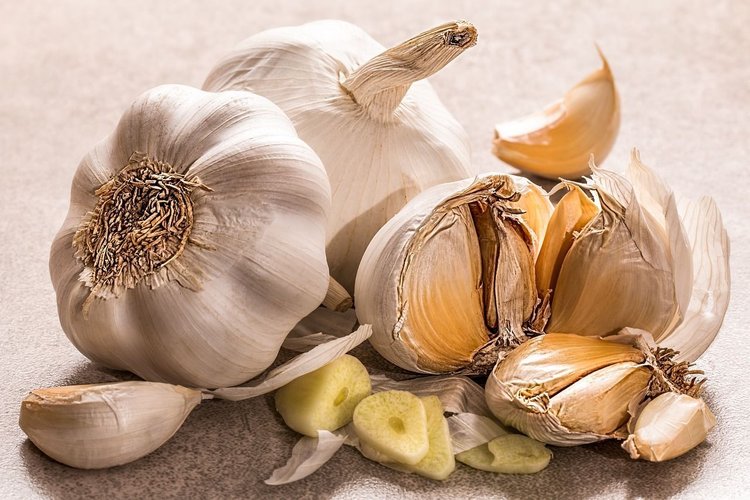 Sos aioli z pieczonego czosnku - genialny dodatek do potraw