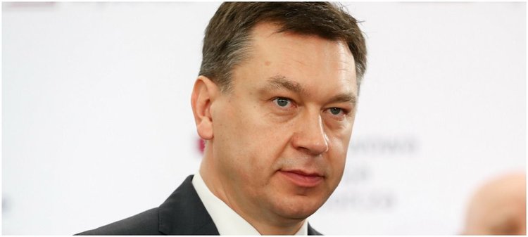 PiS targają kontrowersje po uchawale w sprawie nepotyzmu. Senator rezygnuje z przewodzenia i zwraca się przeciw