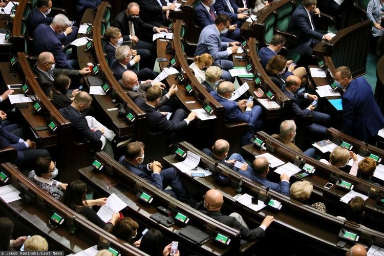 Debata o wydłużeniu kadencji samorządów. Tylko PiS głosuje za projektem