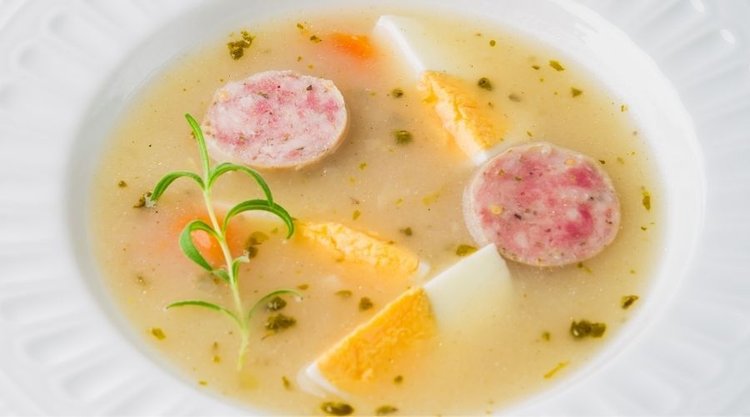 Pełen smaku żurek po staropolsku z białą kiełbasą. Wielkanocna klasyka