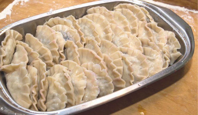 Niezwykła wersja pierogów wigilijnych. W środku znajdziecie aromatyczny specjał. Ślinka cieknie