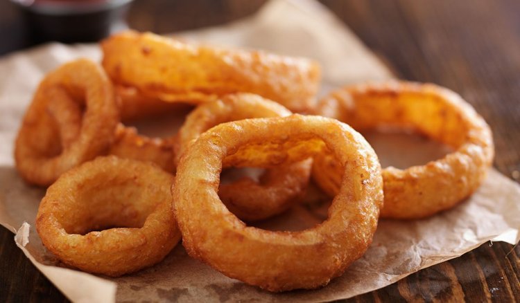 Lepsze od chipsów krążki cebuli smażone w cieście. Idealna przegryzka nie tylko na Mundial