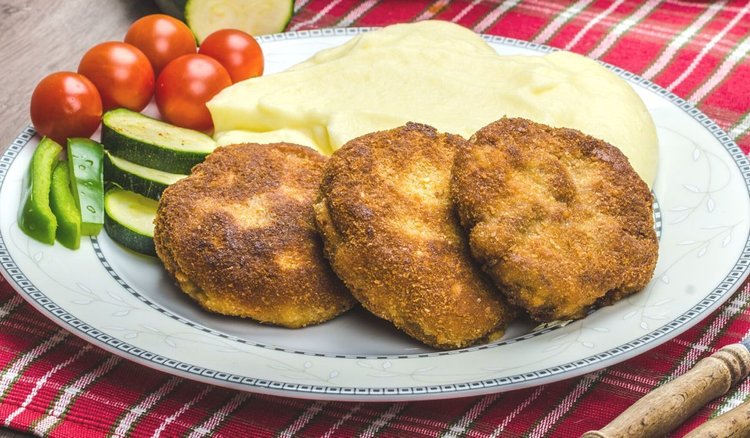 Letnia, sezonowa wersja kotletów mielonych. Orzeźwiający dodatek podkręci ich smak