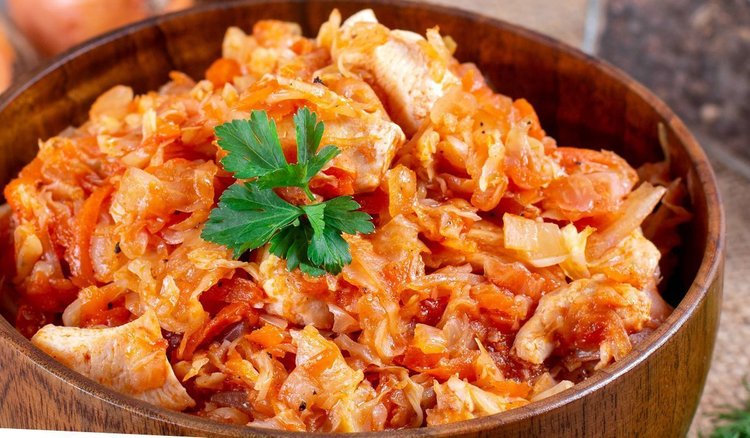 Wyjątkowy jesienny bigos z dodatkiem sezonowych owoców. Ugotuj raz, a zakochasz się w jego smaku