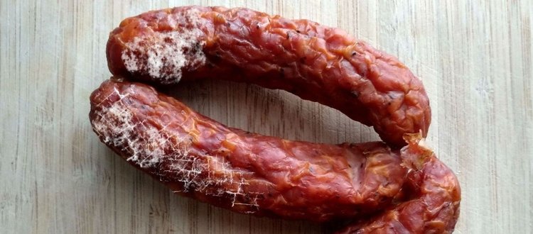 Czy kiełbasa z białym nalotem nadaje się do jedzenia?