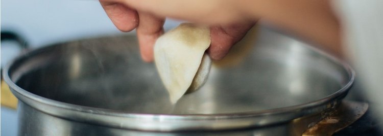 Do jakiej wody wrzuca się pierogi –  do wrzątku czy zimniej?