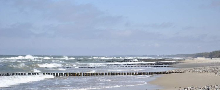 Mandat za brak dystansu na plaży? Policjanci odpowiadają, jak jest z karaniem na plażach