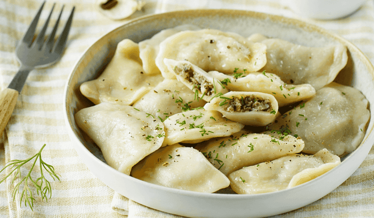 Do farszu na pierogi z grzybami dodajesz kapustę? Zapomnij o niej, teraz szał robi inne nadzienie