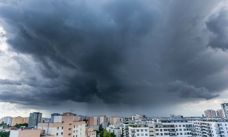 Mandat na 500 zł grozi ci w trakcie burzy. Prawo wymaga odpowiedniego zachowania 