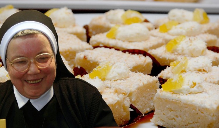 Bajecznie kokosowe ciasto bez pieczenia na herbatnikach od siostry Anastazji. Deser jest przebojem