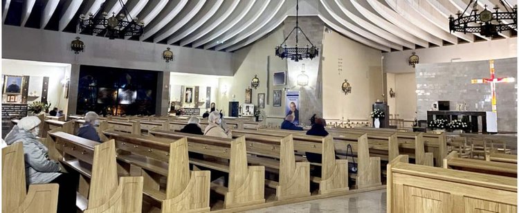 Apostazja cieszy się coraz większym zainteresowaniem Polaków. Kościół strzelił we własne kolano?