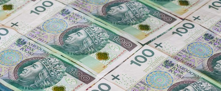 Urzędnik w mundurze urzędnikowi bez munduru nierówny. Ci pierwsi zarabiają znacznie więcej