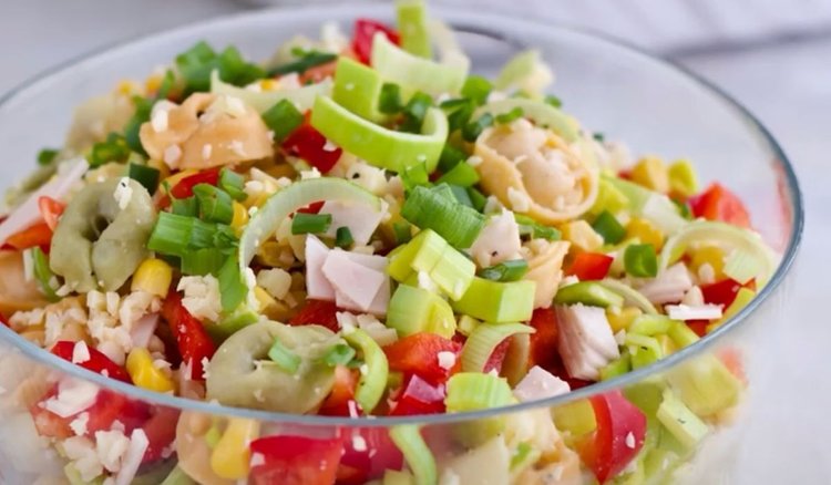 Szybka sałatka z tortellini. Idealna na każdą okazję