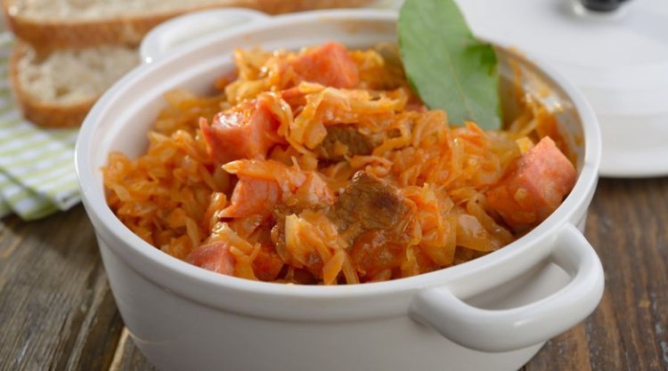 Ekspresowy bigos z młodej kapusty. Idealny wiosenny obiad