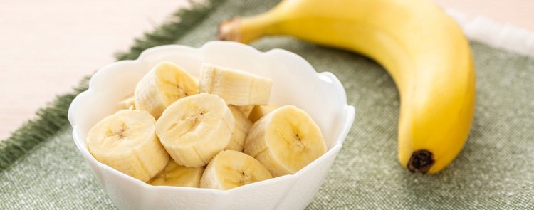 Prosty sposób na przechowywanie bananów, wystarczy zwykła folia
