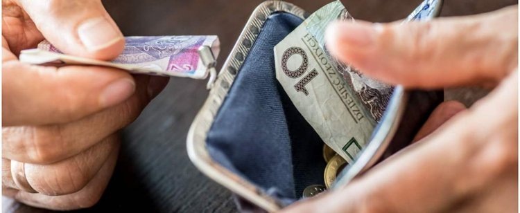 13. emerytura wywołuje spore problemy. Wielu seniorów chcąc otrzymać pomoc musi przedstawić oświadczenie