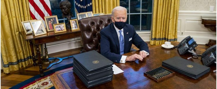 Wy spaliście, a Joe Biden zaczął pracę. Nowy prezydent podpisał już szereg bardzo ważnych ustaw
