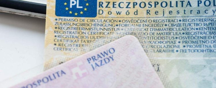 Niby nie musisz mieć prawa jazdy przy sobie, ale pewnych rzeczy bez niego nie załatwisz. Ostrzegamy