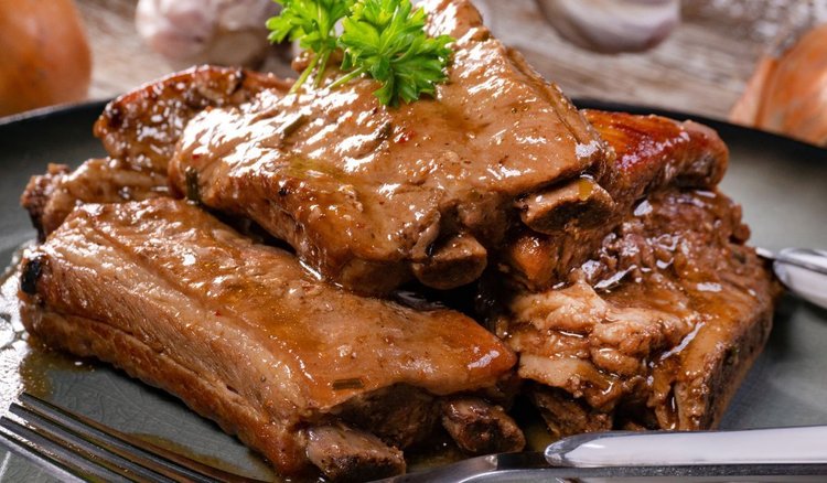 Żeberka duszone w sosie z cebulą. Mięciutkie i delikatne, doskonałe na jesienny obiad