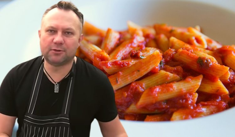 Przepis na tani obiad jednogarnkowy od Tomasza Strzelczyka. Pyszny makaron z kurczakiem i serem