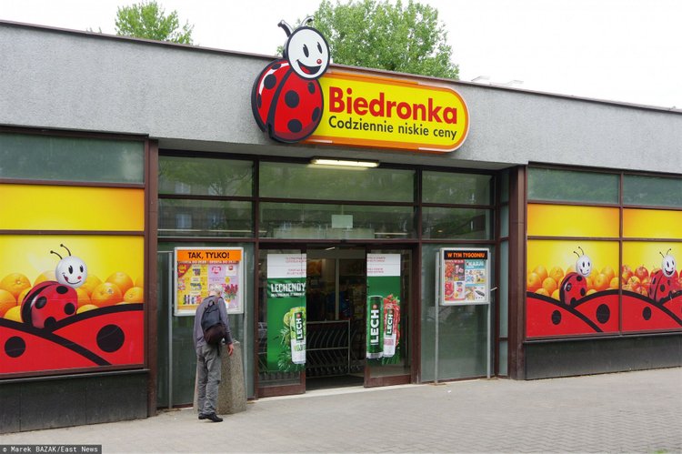Biedronka chce ominąć zakaz handlu. Ma jej pomóc Poczta Polska