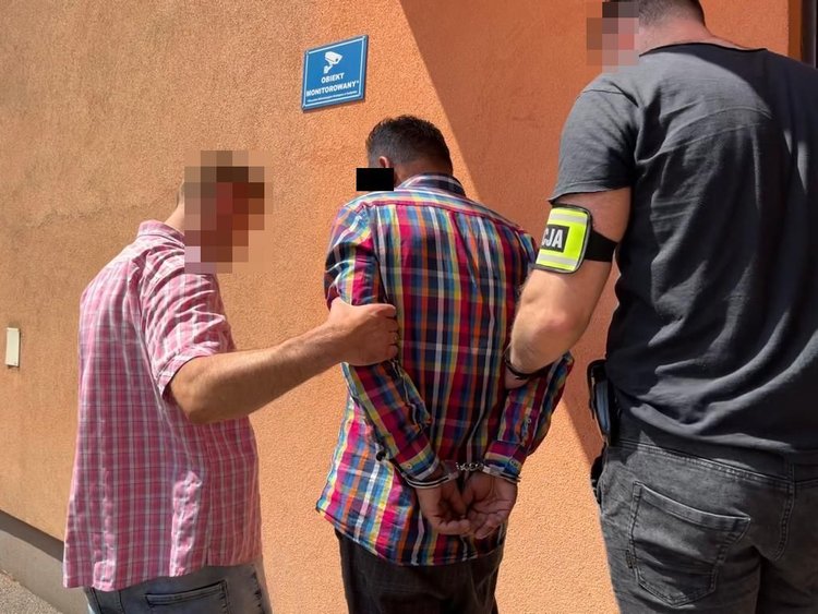Rodzinna współpraca. 14-latka i jej wujek oszukiwali seniorów metodą "na policjanta"