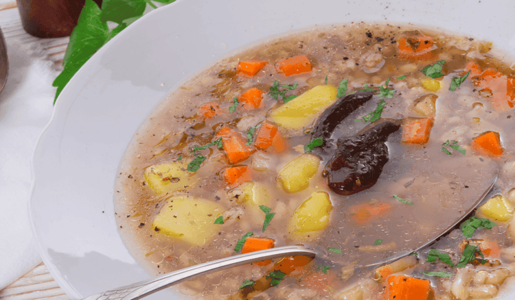 Na jakim mięsie gotujesz krupnik? 1 rodzaj sprawdza się najlepiej. Zupa będzie wyrazista i aromatyczna