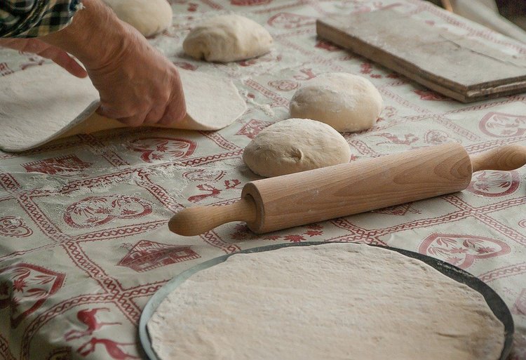 Pizza z gorgonzolą i pomidorami