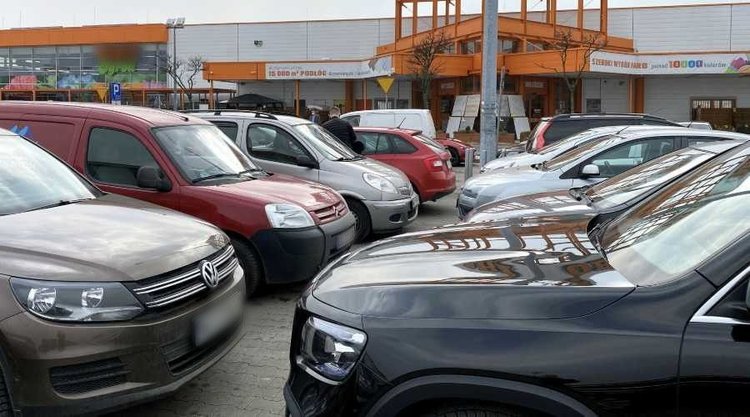 Zamiast robić spokojnie zakupy, muszą pilnować zegarka. Cios w sklepy i klientów