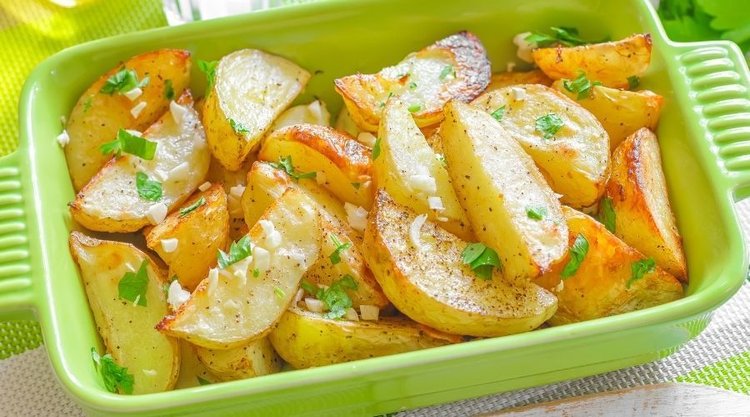 Chrupiące z wierzchu i aksamitne w środku pieczone ziemniaki w jogurtowej marynacie