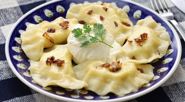 Czym polewać pierogi? 