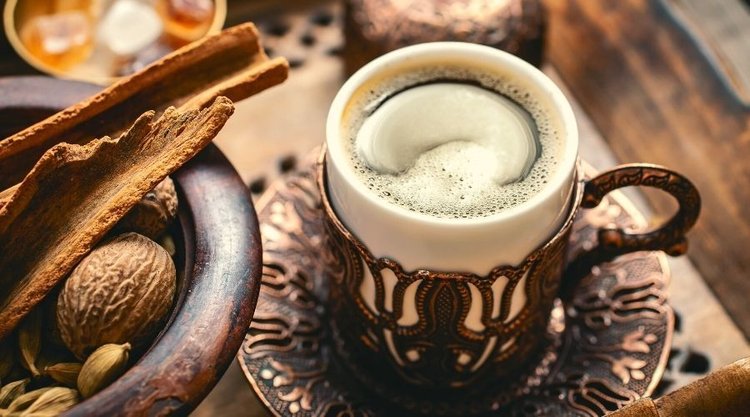Prosty przepis na rozgrzewającą kawę korzenną