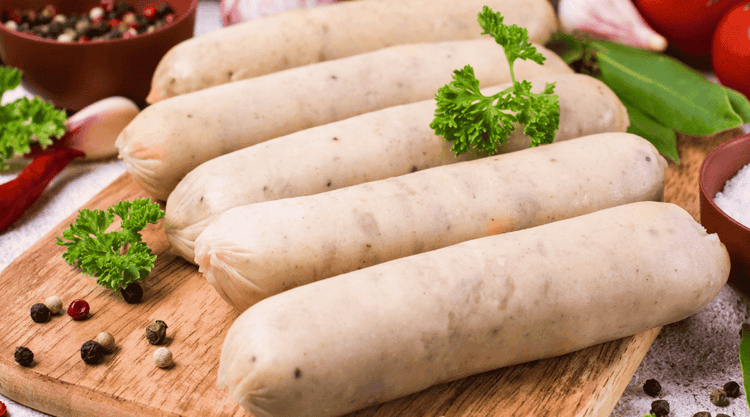 Z czym podawać białą kiełbasę? Odpowiedź zaskoczy niejednego smakosza