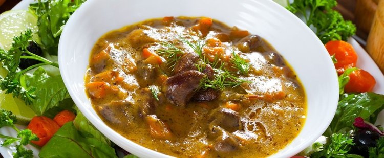 Przepis na aromatyczny gulasz z serc drobiowych