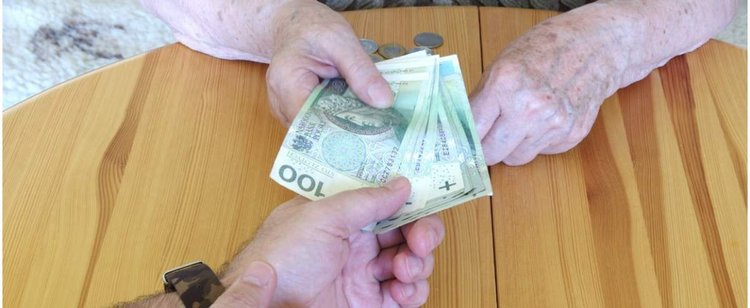 Senior sam włożył 240 tys. zł oszustowi w ręce. Sposób był naprawdę perfidny