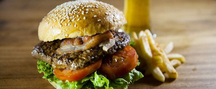 Tyle zarabiają pracownicy sieciówek z jedzeniem. Stawki za pracę w McDonald's, Pizza Hut, KFC czy Burger Kingu