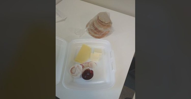 Zasmucający posiłek dla dziecka w szpitalu